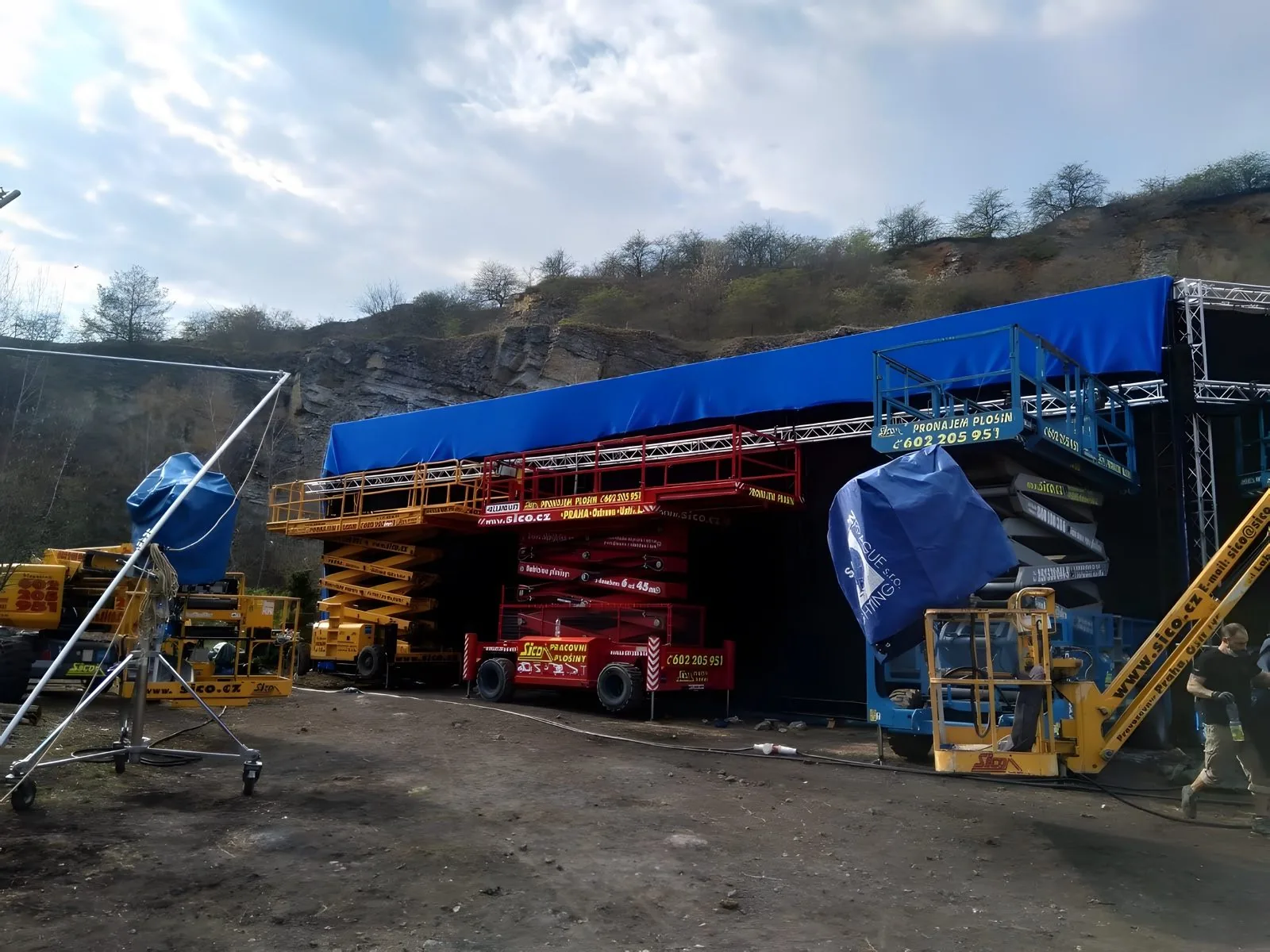 Covered truss structure, platforms and lifts on a quarry location for The Wheel of Time